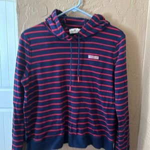 Women’s vineyard vines sweatshirt with hood.